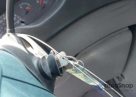 2001 Ford Econoline E150 Van z USA, uszkodzony, nr VIN 1FTRE14291HB52923